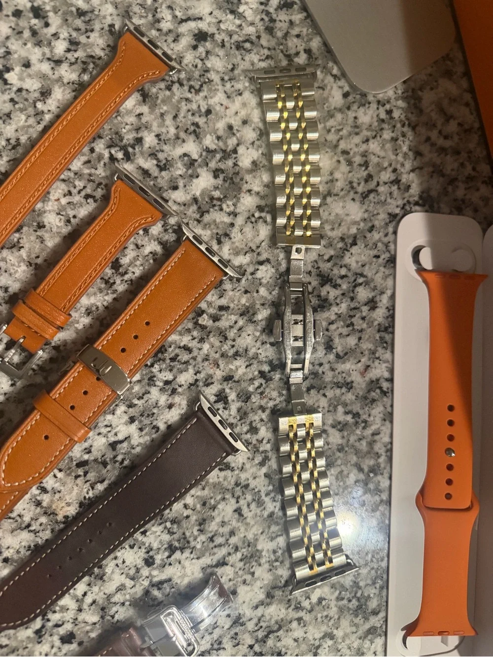 Her mès Apple Watch with Tour and Signature Bands with Boxes